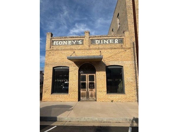 109 NE 2nd St, Smithville, TX 78957