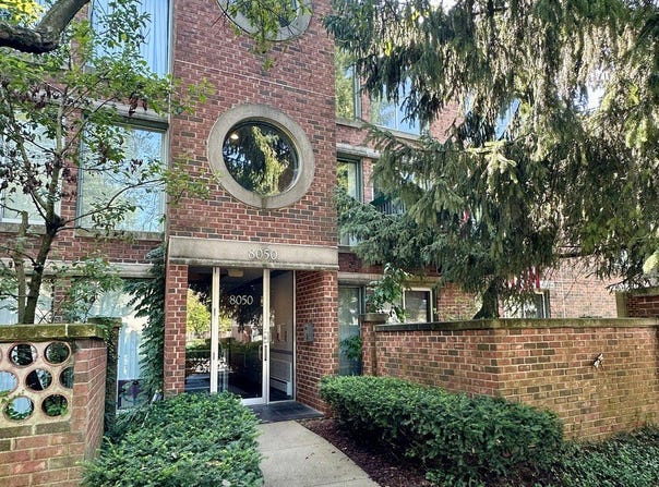 8050 Arbor Lane, Northfield, IL 60093