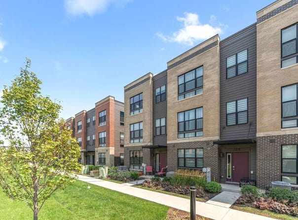 323 Summit Circle, Lombard, IL 60148