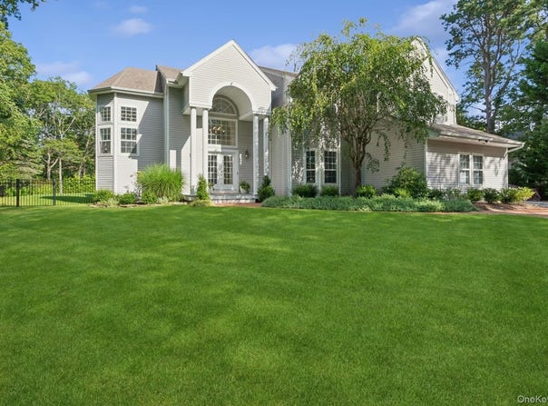 35 Hollow Lane, Westhampton, NY 11977