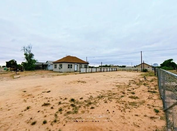 809 E C St, Monahans, TX 79756