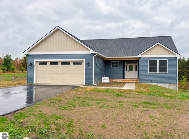 8552 S Olivia Drive, Maple City, MI 49664