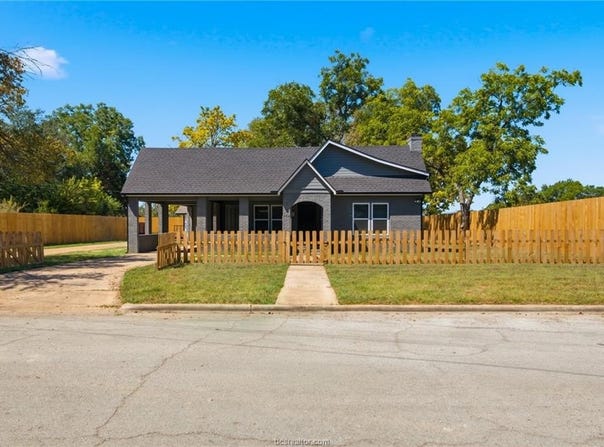 902 Post Oak Street, Hearne, TX 77859