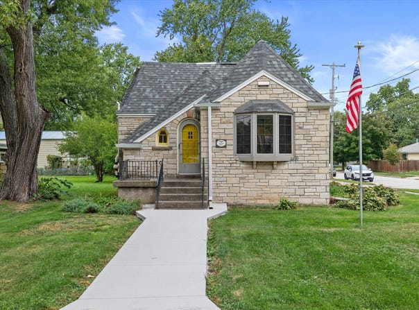 2000 Summit Ave, Waukesha, WI 53188