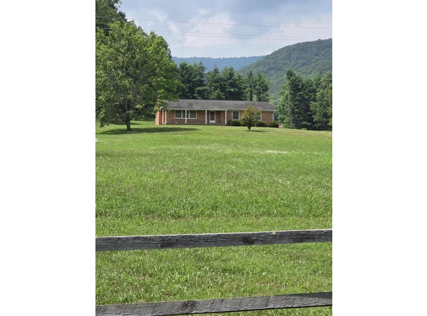 176 W Morris Hill Rd, Covington, VA 24426