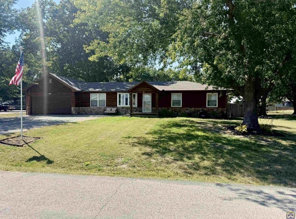 208 Willow LN, Perry, KS 66073