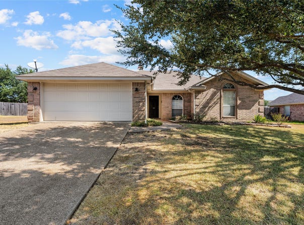 624 Willow Creek Drive, Hewitt, TX 76643