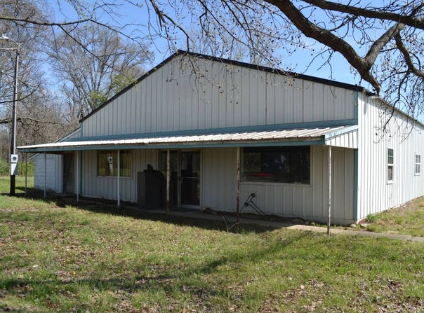 1913 Shady Ln., Fairfield, IL 62837