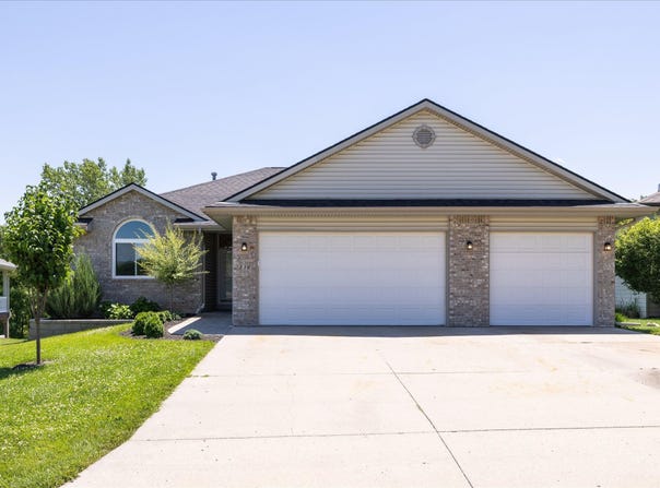 230 E VIEW Drive, COUNCIL BLUFFS, IA 51503