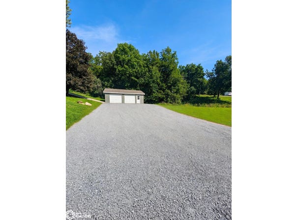 1362 Lakeshore Dr, Brooklyn, IA 52211