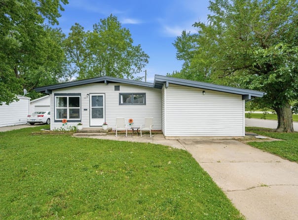 101 E Springdale St, Derby, KS 67037-1238