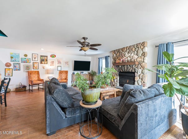 12 Thompson Avenue, Leonardo, NJ 07737