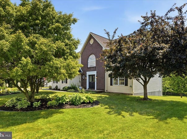 604 FARMINGDALE DR, DOUGLASSVILLE, PA 19518