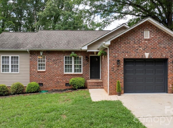 208 S B Avenue, Maiden, NC 28650
