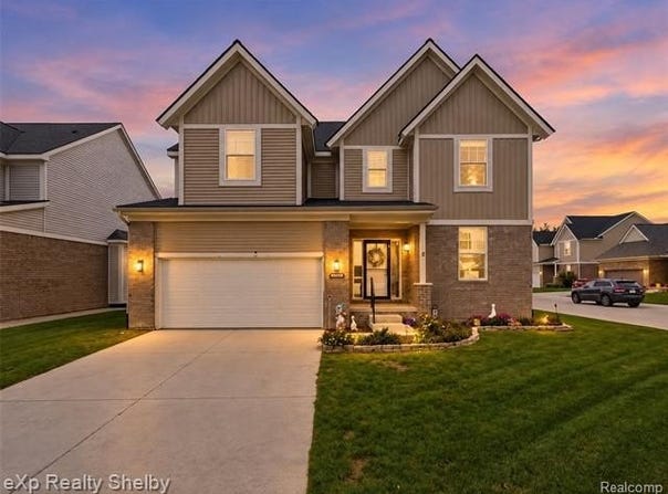 47375 Bayside Circle E, Chesterfield Twp, MI 48047