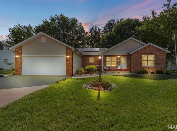 719 Stonecreek Drive, Staunton, IL 62088