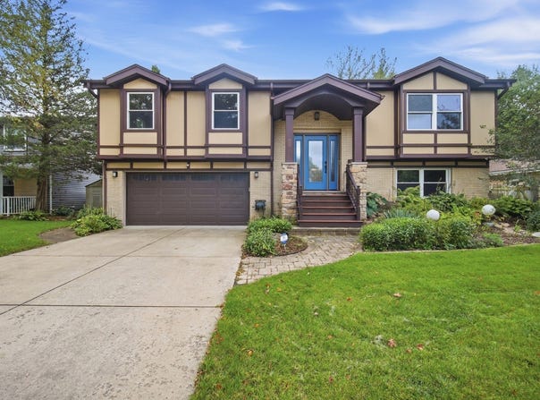 135 W King Arthur Court, Palatine, IL 60067