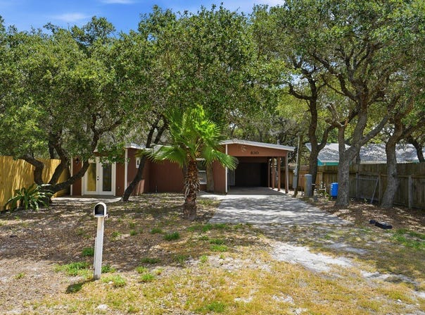 830 Rowe St, ROCKPORT, TX 78382