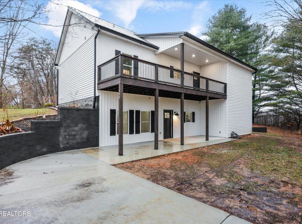 136 Log Lane, Jacksboro, TN 37757