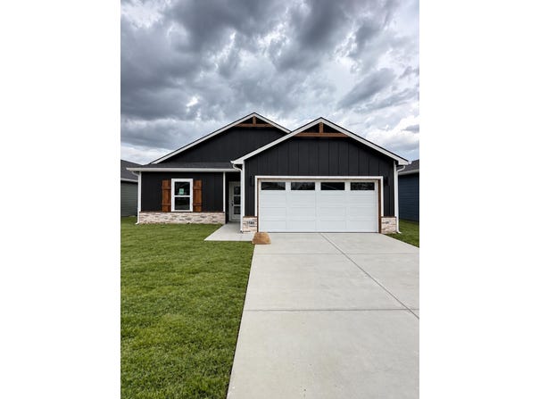 3580 E Bearsden St, Derby, KS 67037-7821