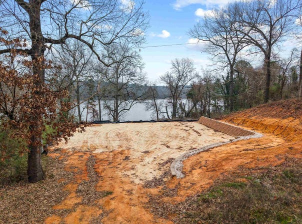 656 N Lake Dr, Gladewater, TX 75647