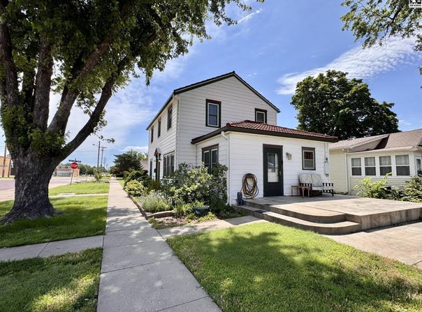 102 W Lyon, Lyons, KS 67554