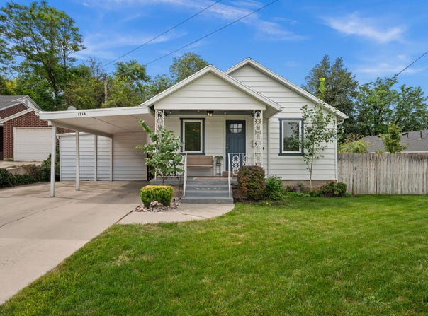 1716 E WOODSIDE Dr, Holladay, UT 84124