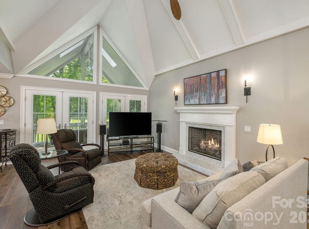 128 Overlook Drive, Flat Rock, NC 28731
