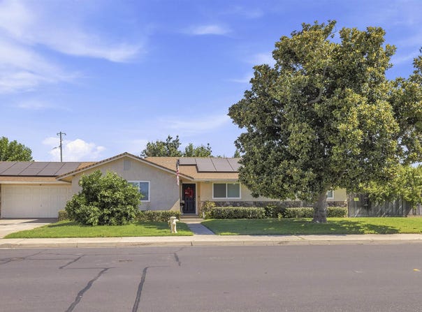1042 Walnut St, Oakdale, CA 95361