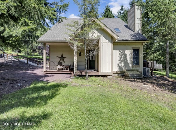 411 Hickory Drive, Tannersville, PA 18372