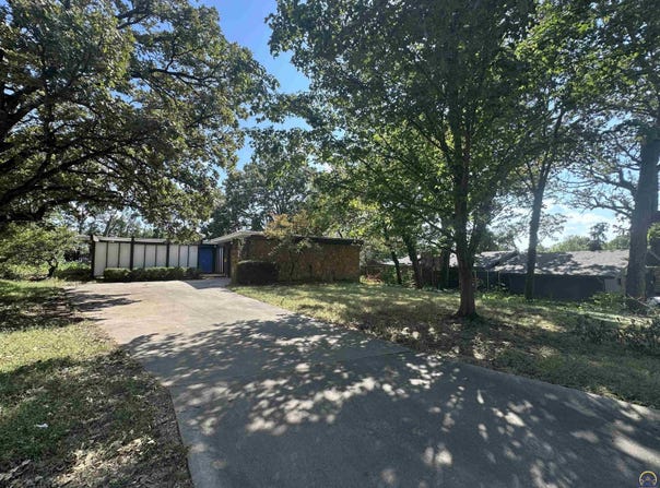 2221 SW De Sousa CT, Topeka, KS 66611