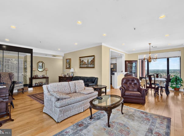 10 E LEE Street, BALTIMORE, MD 21202
