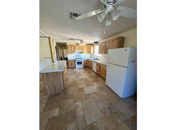 180 Redwood Rd, Klamath, CA 95548