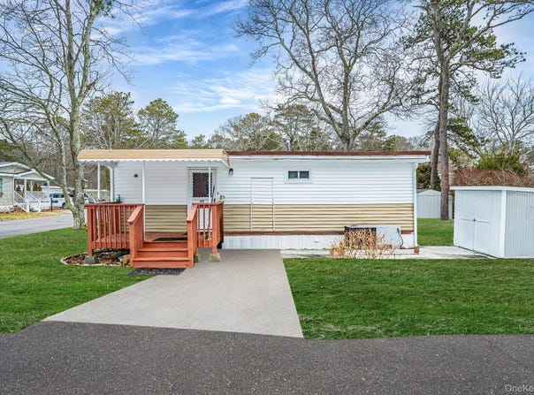 525 Riverleigh Avenue, Riverhead, NY 11901
