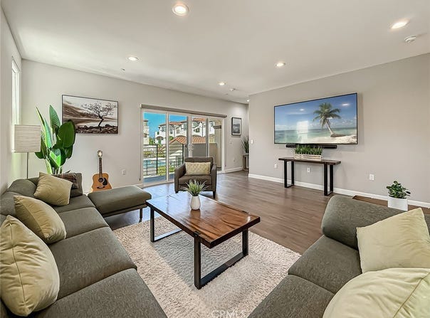 946 Warwick, Thousand Oaks, CA 91360