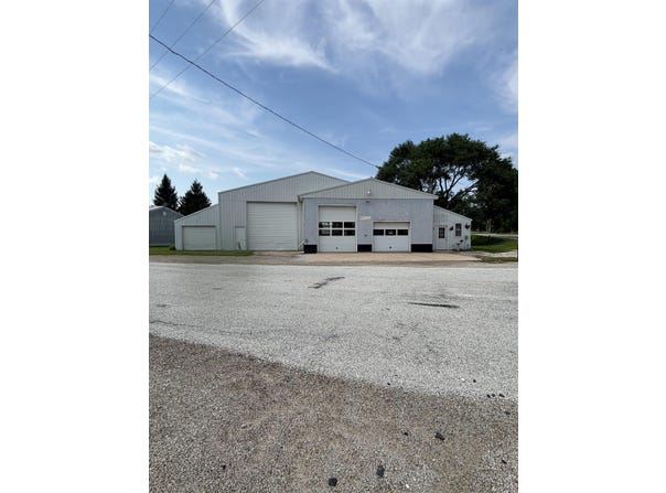 1901 N Raymond Road, Dewar, IA 50623