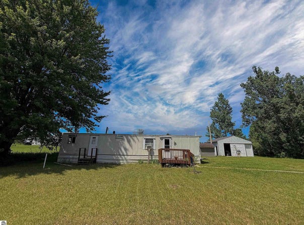 1395 E Duck Lake Road, Grawn, MI 49637