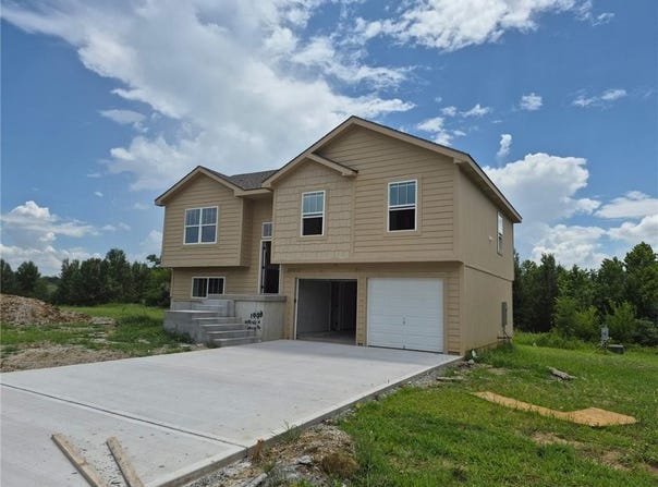 1913 Hawk View, Harrisonville, MO 64701
