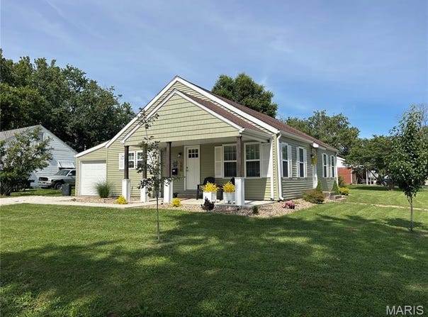 102 Circle Dr, Shelbina, MO 63468