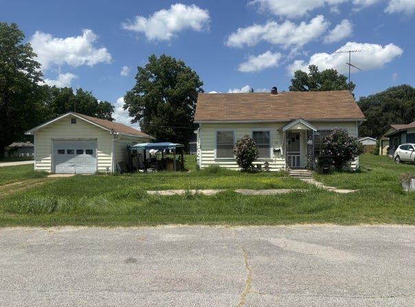 15 W Lee Street, Aurora, MO 65605