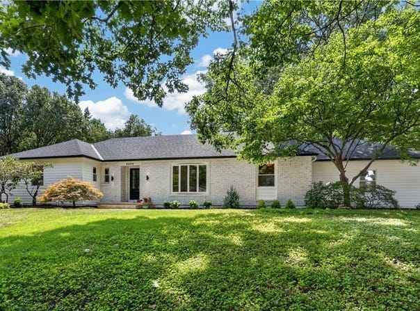 8224 Linden Drive, Prairie Village, KS 66208