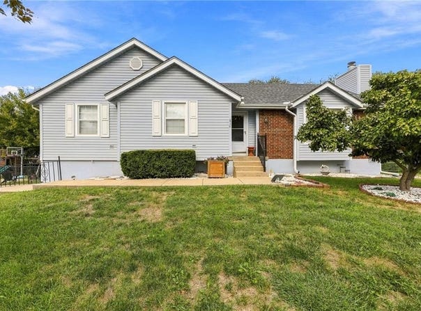 816 SE 16th Street, Oak Grove, MO 64075