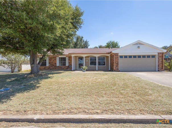 1504 W 6th Street, McGregor, TX 76657