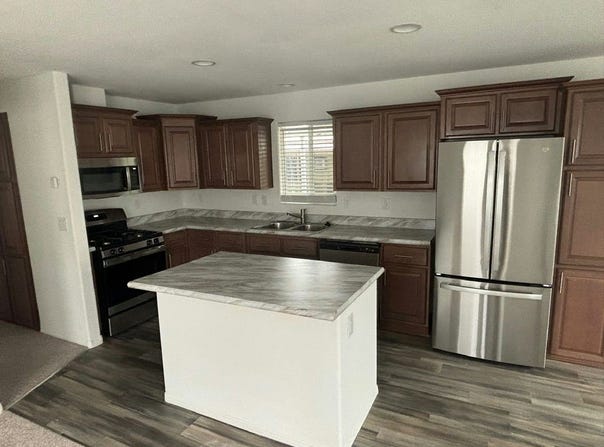 725 W Thornton Avenue, Hemet, CA 92543