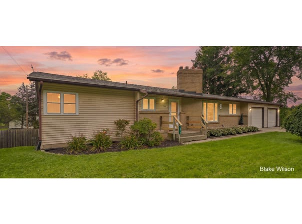 1318 Forest Hill Avenue SE, Kentwood, MI 49546