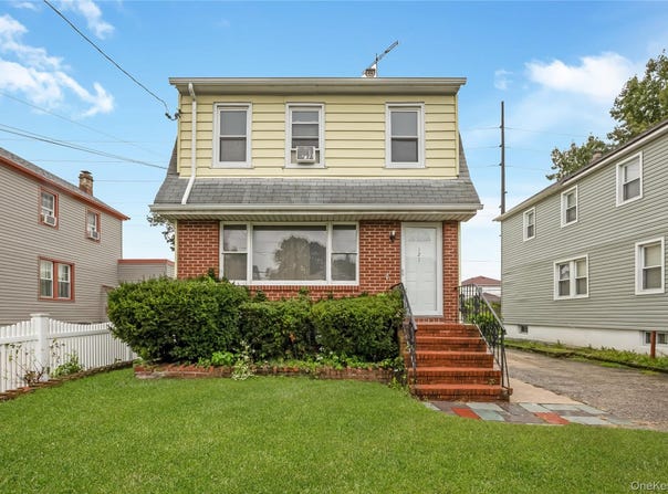 121 Cochran Place, Valley Stream, NY 11581