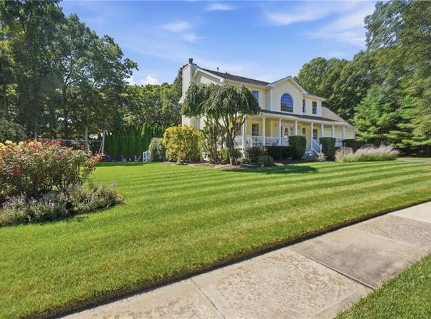 2 Nutmeg Circle, Coventry, RI 02816