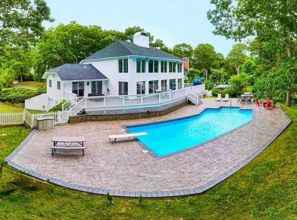 19 Bay Woods Dr, Hampton Bays, NY 11946