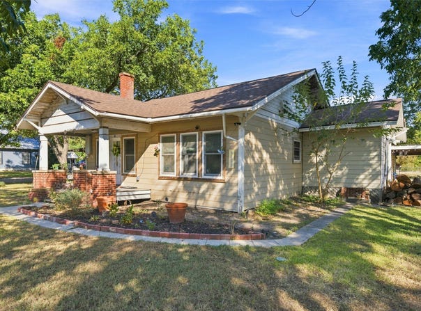 202 E Avenue E, Rosebud, TX 76570