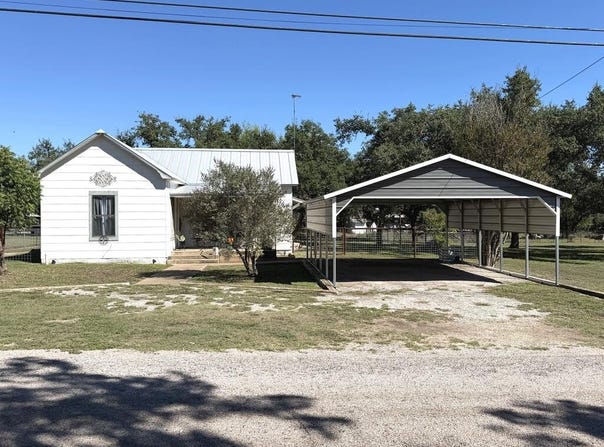 162 N Third St, Harper, TX 78631